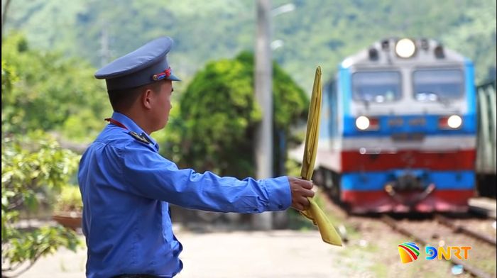 Đón tàu trên khu vực Hải Vân Nam. Ảnh: THÀNH LÂN