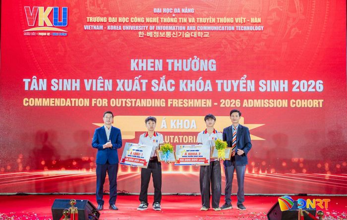 Trao học bổng cho các á khoa đầu vào. Ảnh: THU HÀ