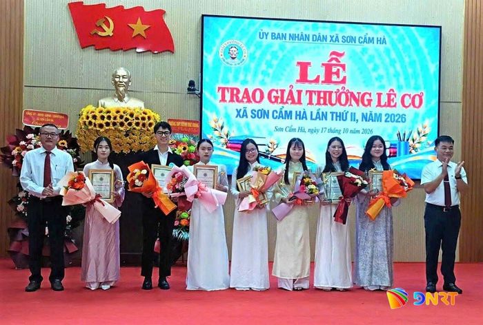Đại diện lãnh đạo xã Sơn Cẩm Hà trao Giải thưởng Lê Cơ cho cá nhân có thành tích xuất sắc trong học tập và nghiên cứu. Ảnh: HUỲNH THANH