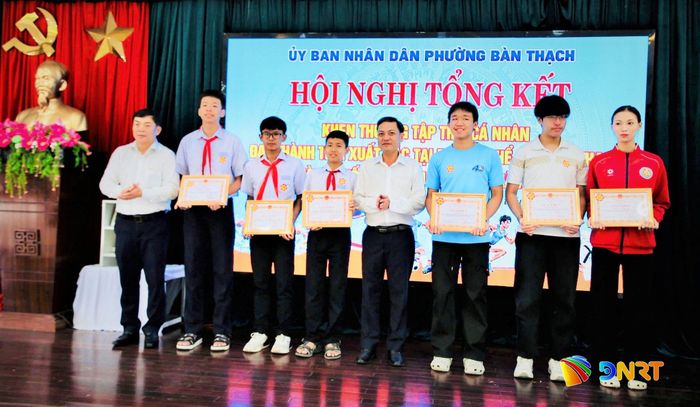 Phường Bàn Thạch vinh danh các vận động viên trẻ có thành tích cao tại Đại hội Thể dục thể thao thành phố Đà Nẵng lần thứ X. Ảnh: ALĂNG NGƯỚC