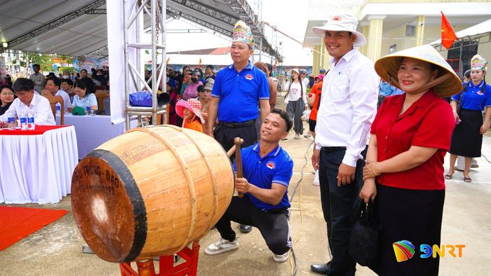 Khán giả cổ vũ nhiệt tình cho các đội thi. Ảnh: D.LỆ