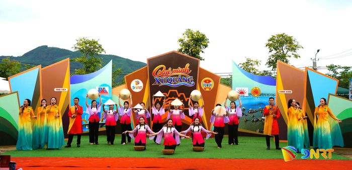 Phần thi giới thiệu của đội Trà Tây. Ảnh: D.LỆ