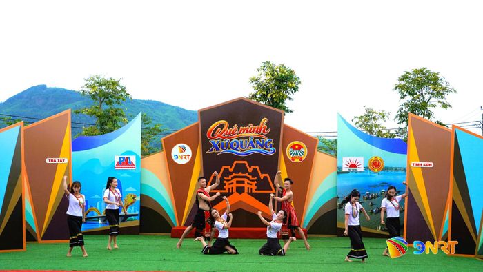 Nét văn hóa đồng bào Co xã Tam Mỹ được giới thiệu trong chương trình văn nghệ chào mừng gameshow. Ảnh: D.LỆ
