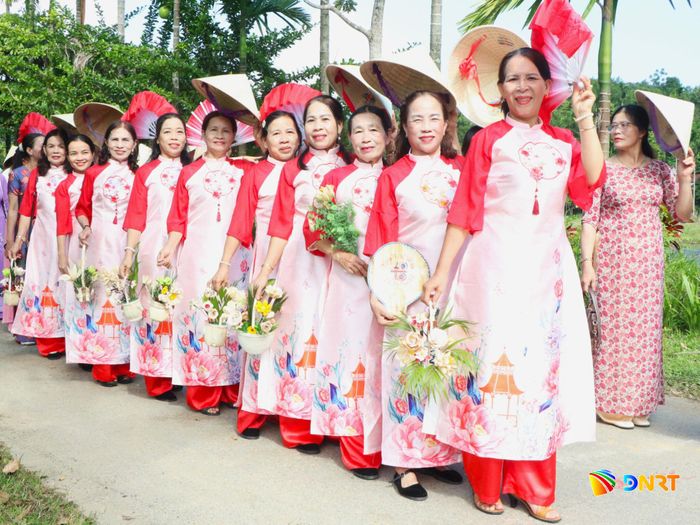 Phụ nữ Thạnh Bình khéo léo kết hợp áo dài truyền thống với nón lá và phụ kiện mo cau độc đáo. Ảnh: THÚY HIỀN