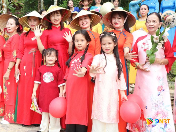 Lan tỏa tình yêu áo dài và niềm tự hào về trang phục truyền thống. Ảnh: THÚY HIỀN