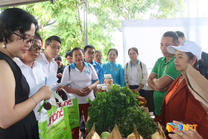 Các chi hội phụ nữ phường Hải Vân giới thiệu sản phẩm tại ngày hội. Ảnh: QUỐC CƯỜNG