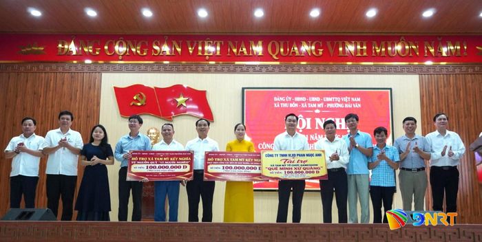Các địa phương, đơn vị tặng kinh phí hỗ trợ xã Tam Mỹ. Ảnh: D.LỆ