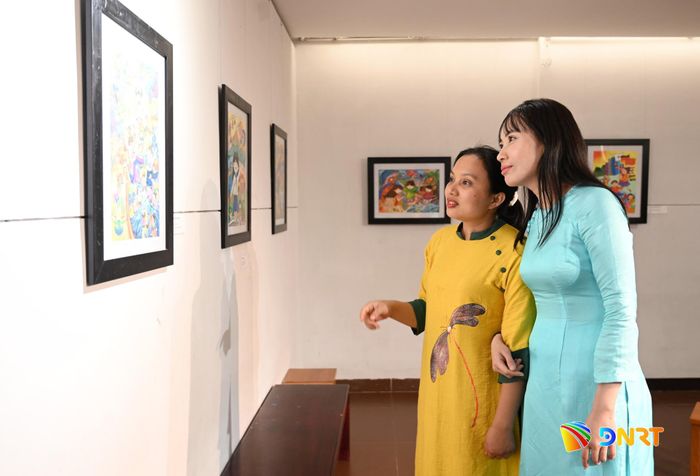 Công chúng tham quan triển lãm. Ảnh: KHÁNH LINH