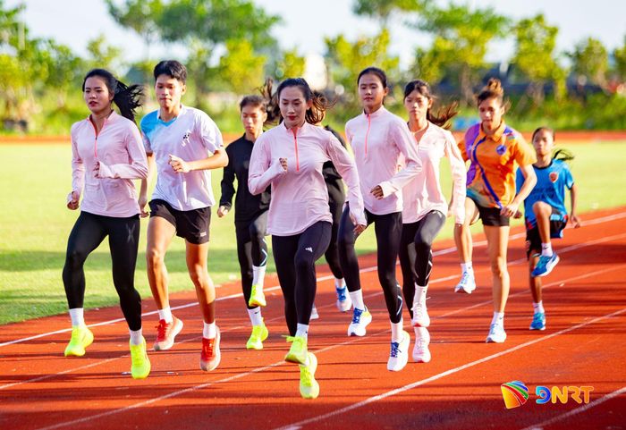 Đội tuyển điền kinh Đà Nẵng ra sức tập luyện tại Trung tâm Huấn luyện và Đào tạo vận động viên thành phố Đà Nẵng. Ảnh: BẢO LÂM