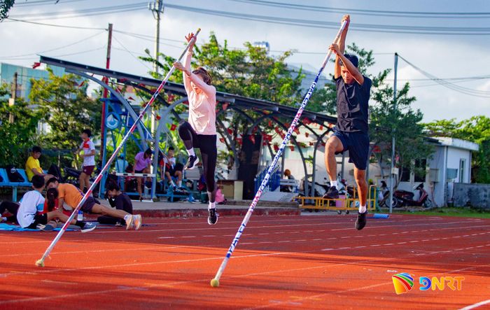 Vận động viên tổ nhảy sào (đội tuyển điền kinh) ra sức tập luyện. Ảnh: BẢO LÂM