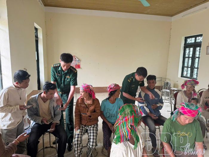 Cán bộ chiến sĩ Đồn Biên phòng Sen Thượng hướng dẫn người dân thao tác trên nền tảng số.
