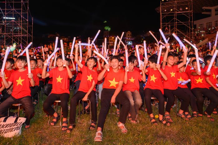Đông đảo khán giả tới xem, cổ vũ chương trình.