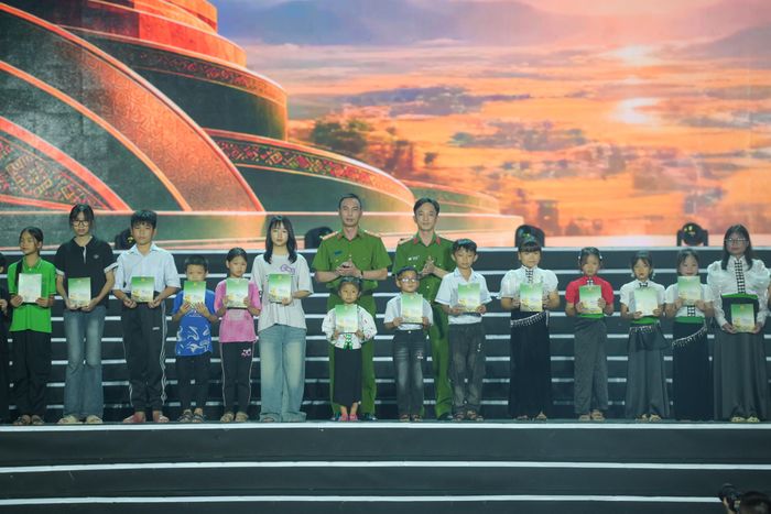 Ban Tổ chức trao quà cho các em học sinh có hoàn cảnh khó khăn.