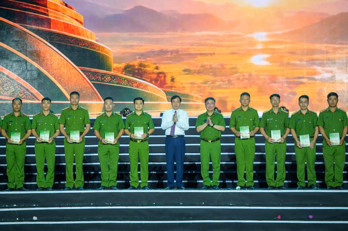 Đồng chí Lê Văn Lương, Phó Bí thư Tỉnh uỷ, Chủ tịch UBND tỉnh Điện Biên; Đại tá Nguyễn Đức Tuấn, Phó Cục trưởng Cục C04, Bộ Công an trao quà cho các gia đình cán bộ, chiến sĩ có hoàn cảnh khó khăn.