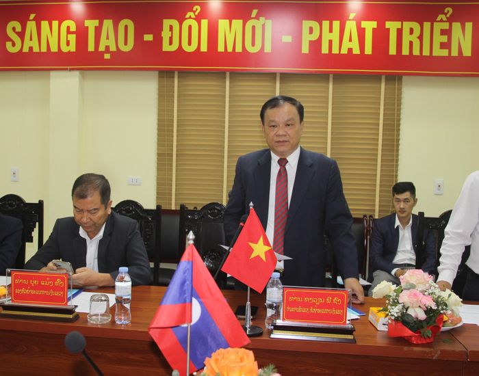 Đồng chí Nguyễn Phi Sông, Giám đốc Sở Tài chính trao đổi tại buổi hội đàm.