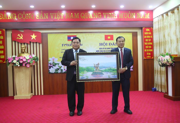Lãnh đạo Sở Tài chính Điện Biên tặng quà lưu niệm đại diện đoàn công tác Sở Tài chính tỉnh U Đôm Xay.