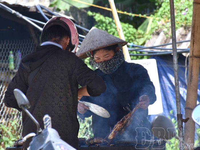 Người dân mua đồ ăn chín gần khu vực chợ Mường Thanh, phường Điện Biên Phủ.