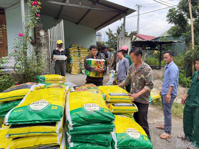 Người dân xã Mường Pồn nhận phân bón chăm sóc cây trồng vụ đông. Ảnh: CTV