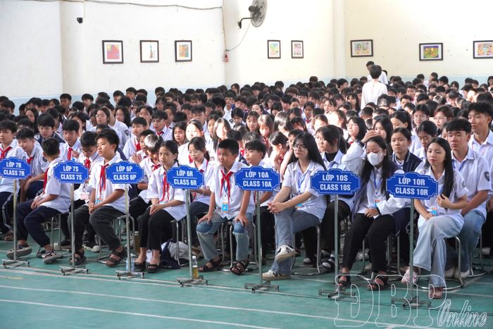 Đông đảo học sinh tham gia lễ phát động.