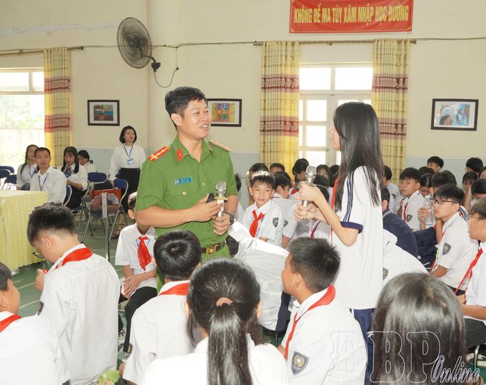 Cán bộ Phòng Cảnh sát điều tra tội phạm về ma túy (Công an tỉnh) tuyên truyền nâng cao nhận thức phòng, chống ma túy cho học sinh.
