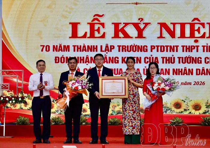 Phó Chủ tịch UBND tỉnh Nguyễn Văn Đoạt trao tặng Bằng khen của Thủ tướng Chính phủ cho tập thể nhà trường.