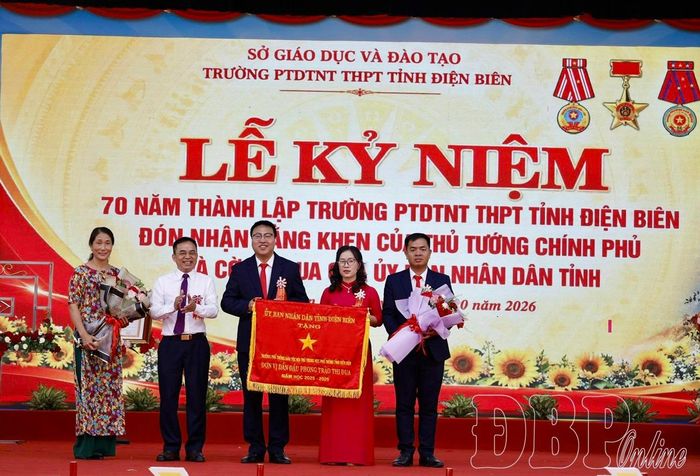  Phó Chủ tịch UBND tỉnh Nguyễn Văn Đoạt tặng Bằng khen của UBND tỉnh cho tập thể nhà trường và 1 cá nhân.