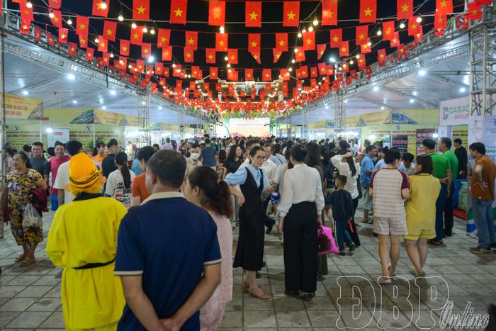 Đông đảo người dân, du khách đã tới tham quan, mua sắm ngay tối khai mạc Hội chợ.