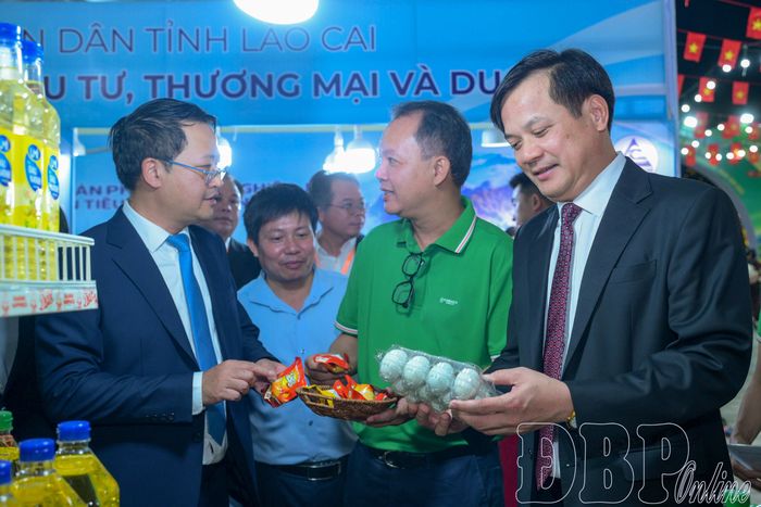 Các đại biểu tham quan gian hàng tại Hội chợ.
