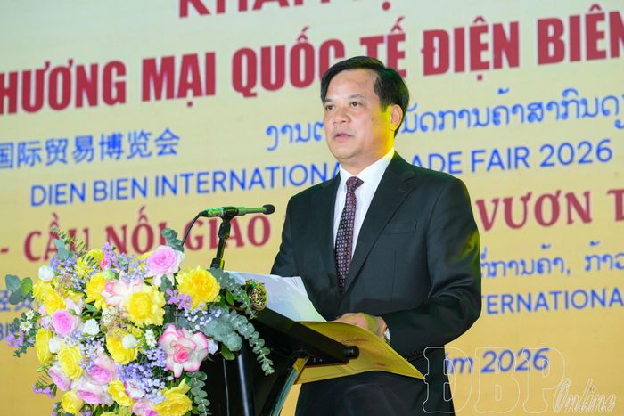 Phó Chủ tịch Thường trực UBND tỉnh Lò Văn Cương phát biểu khai mạc hội chợ.