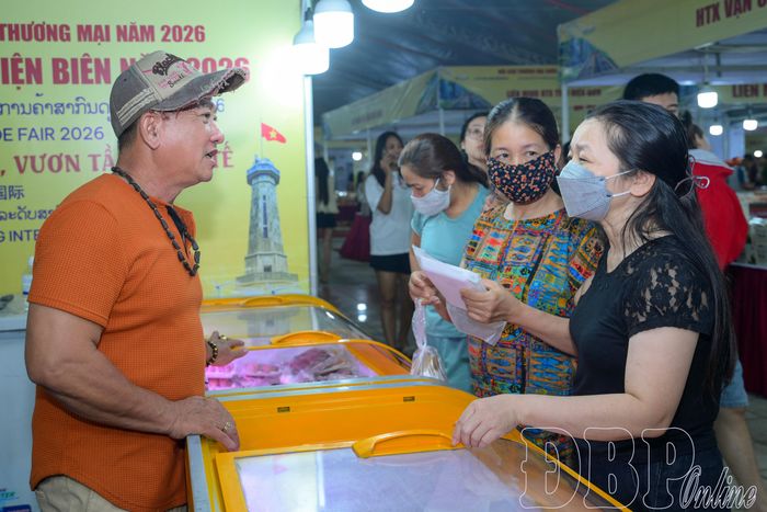 Người dân tham quan, mua các sản phẩm tại Hội chợ.