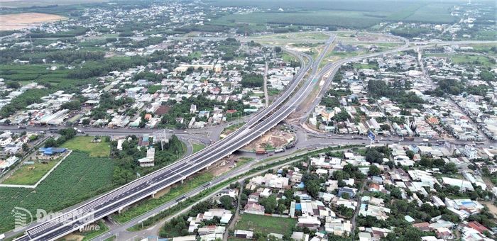 Nút giao Tân Hiệp chưa thông xe, từ tuyến cao tốc Bến Lức - Long Thành các phương tiện phải rẽ xuống quốc lộ 51 để lưu thông đến khu vực Vũng Tàu.