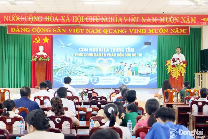 Ủy viên Ban Thường vụ Thành ủy, Phó Chủ tịch Thường trực Ủy ban MTTQ Việt Nam thành phố Hà Anh Dũng trình bày chuyên đề về xây dựng thành phố Đồng Nai “Văn minh - Hiện đại - Hạnh phúc” tại xã Minh Đức.