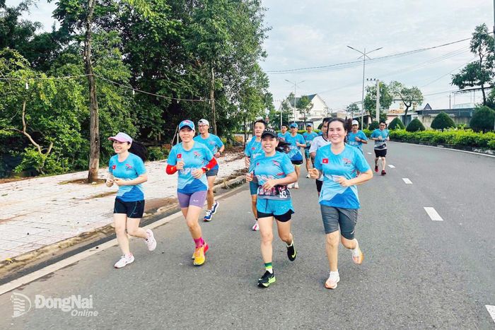 Chị Trần Thị Kim Thành (hàng đầu, thứ 3 từ phải qua) cùng các thành viên Câu lạc bộ Bình Phước Runners luyện tập trên đường Hồ Xuân Hương, phường Bình Phước.