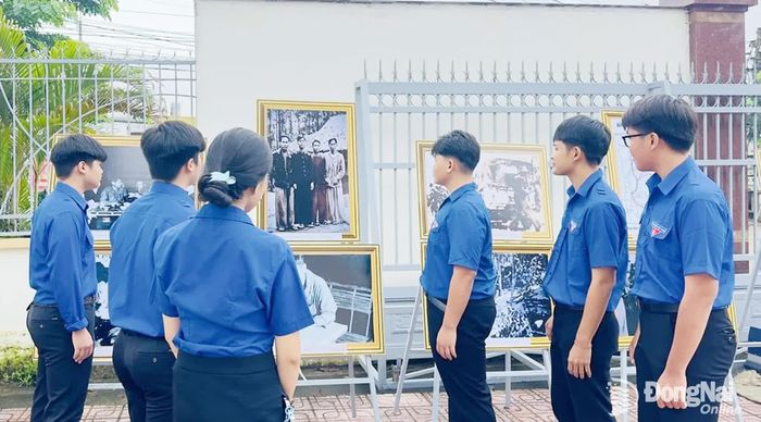 Đoàn viên, thanh niên xã Hưng Thịnh tham quan triển lãm. Ảnh: C.T.V