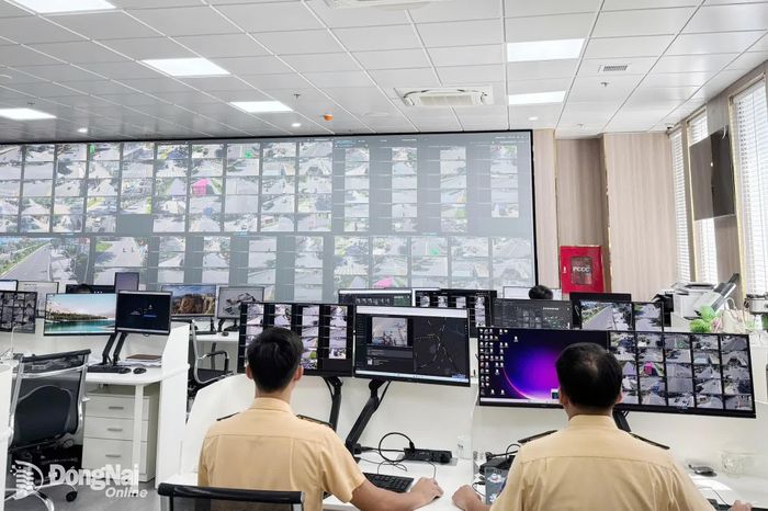 Cán bộ Phòng Cảnh sát giao thông Công an thành phố Đồng Nai xử lý các vi phạm qua "mắt thần" tại Trung tâm Thông tin chỉ huy. Ảnh: Mộc Miên