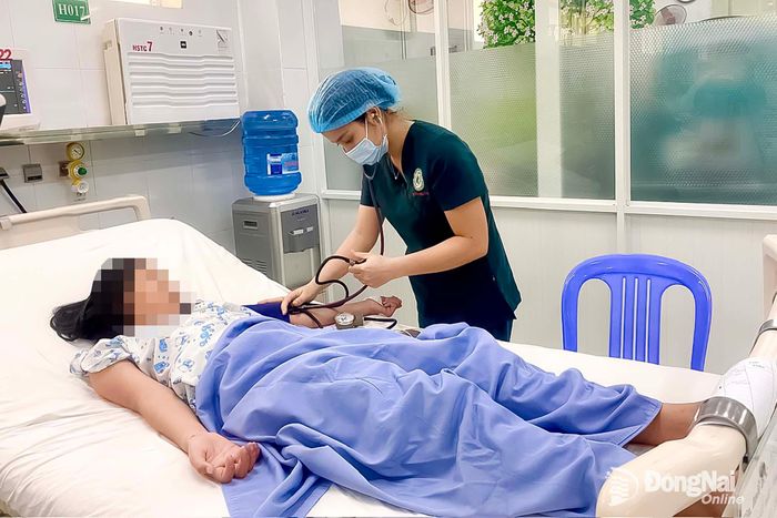 Bác sĩ Bệnh viện Nhi đồng Đồng Nai đo huyết áp cho một bệnh nhi đang điều trị tại bệnh viện.