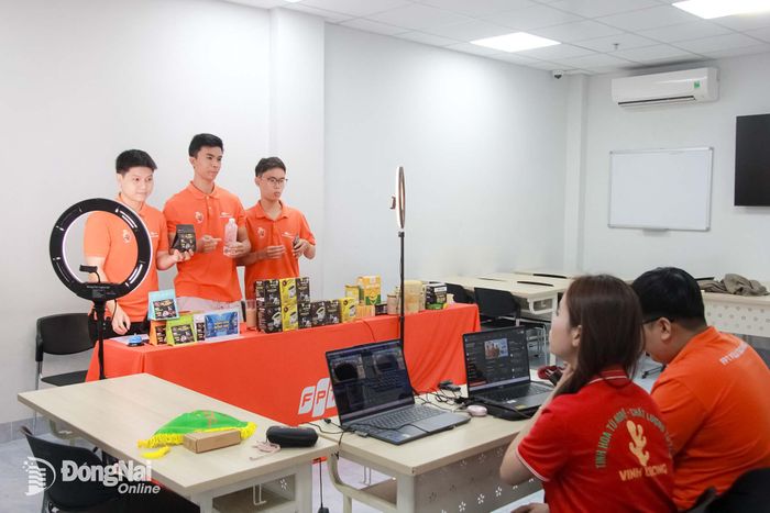 Các đội thi thực hiện livestream giới thiệu về sản phẩm OCOP của địa phương.