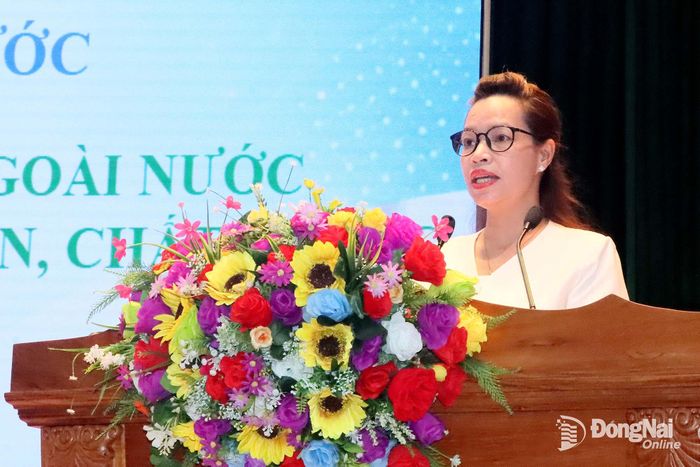 Bà Hoàng Thúy Vũ, Phó Chủ tịch UBND phường Bình Phước phát biểu tại phiên giao dịch. Ảnh: Quang Minh