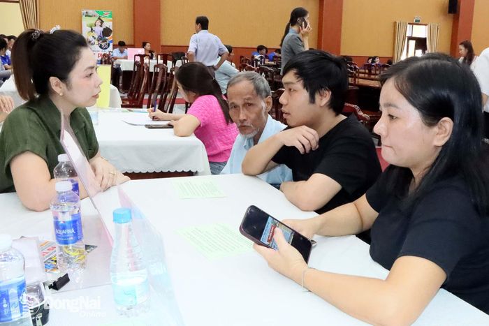 Học sinh, người lao động có nhu cầu việc làm trực tiếp đến tìm hiểu và đăng ký tuyển dụng tại các quầy giao dịch. Ảnh: Quang Minh