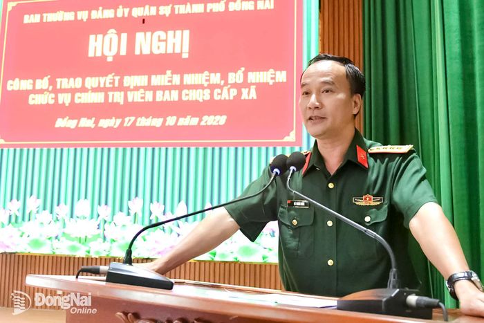 Đại tá Võ Thành Danh, Ủy viên Ban Thường vụ Thành ủy, Phó Bí thư Đảng ủy Quân sự, Chỉ huy trưởng Bộ Chỉ huy Quân sự thành phố phát biểu tại hội nghị. Ảnh: Minh Tiến