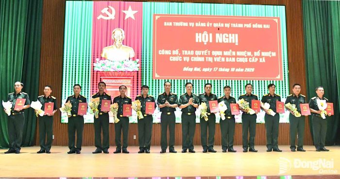 Đại tá Võ Thành Danh và Đại tá Phạm Văn Đảng trao quyết định bổ nhiệm Chính trị viên Ban Chỉ huy Quân sự cấp xã. Ảnh: Minh Tiến