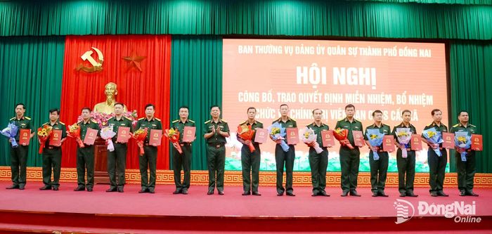 Đại tá Nguyễn Thanh Phong trao quyết định bổ nhiệm Chính trị viên Ban Chỉ huy Quân sự cấp xã. Ảnh: Phạm Khoa