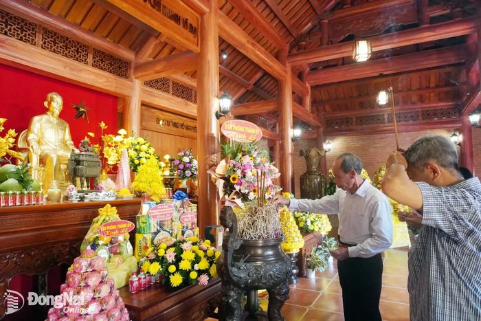 Các đại biểu dâng hương trước anh linh Chủ tịch Hồ Chí Minh. Ảnh: Phương Hằng