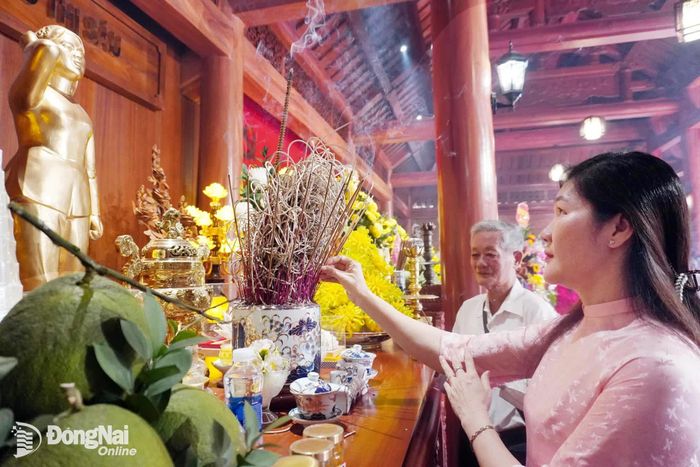 Các đại biểu dâng hương Anh hùng liệt sĩ Võ Thị Sáu. Ảnh: Phương Hằng