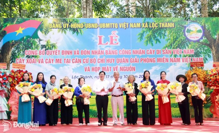 Các đại biểu tặng hoa tri ân và chúc mừng các đồng chí nữ lãnh đạo, nguyên lãnh đạo nữ qua các thời kỳ nhân ngày 20-10. Ảnh: Nga Sơn