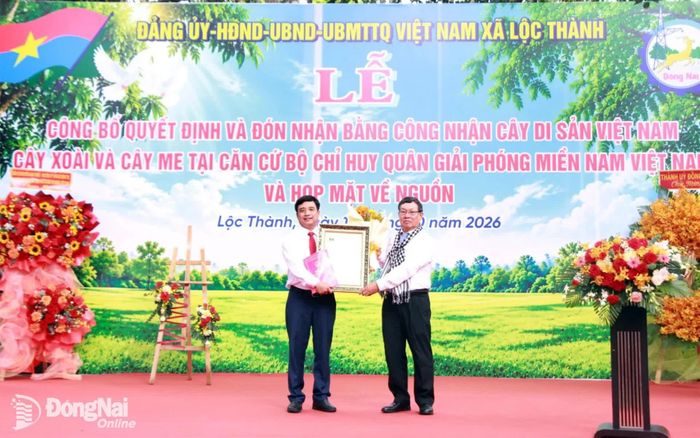 Đại diện Hội Bảo vệ Thiên nhiên và Môi trường Việt Nam trao quyết định công nhận Cây Di sản Việt Nam. Ảnh: Nga Sơn