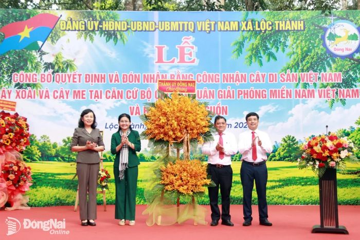 Đồng chí Tôn Ngọc Hạnh, Ủy viên Trung ương Đảng, Phó Bí thư Thường trực Thành ủy, Chủ tịch HĐND thành phố và đồng chí Huỳnh Thị Hằng, Phó Bí thư Thành ủy, Chủ tịch Ủy ban MTTQ Việt Nam thành phố tặng hoa chúc mừng Đảng ủy, HĐND, UBND, Ủy ban MTTQ Việt Nam xã và nhân dân xã Lộc Thành. Ảnh: Nga Sơn