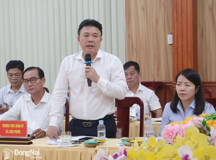 Phó Bí thư Đảng ủy, Chủ tịch UBND xã Long Phước Trần Văn Thân phát biểu tại buổi làm việc. Ảnh: Phạm Tùng