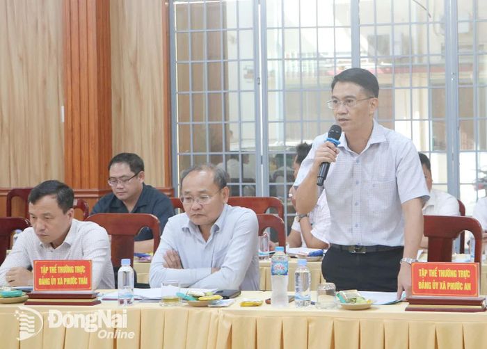 Bí thư Đảng ủy, Chủ tịch HĐND xã Phước An Đỗ Huy Khánh phát biểu tại buổi làm việc. Ảnh: Phạm Tùng