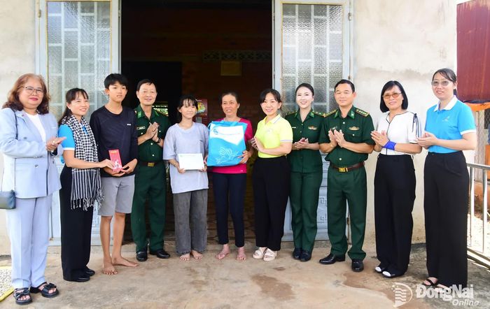 Đại diện Bộ đội Biên phòng, Hội Liên hiệp Phụ nữ thành phố Đồng Nai, Hội Liên hiệp Phụ nữ Thành phố Hồ Chí Minh và các mạnh thường quân tặng quà cho hội viên phụ nữ khó khăn xã Hưng Phước, thành phố Đồng Nai. Ảnh: Hữu Thịnh